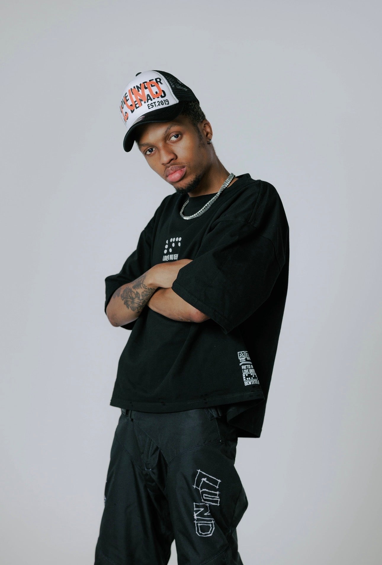 IN HOUSE STAPLE BLACK TEE